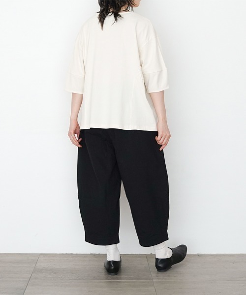 オオカミとフクロウ（オオカミとフクロウ）の「オオカミと窓辺の小さな灯り“つばめ”（Tシャツ/カットソー・レディース・チャコールグレー/アイボリー/グリーン・FREE）」の8枚目の写真