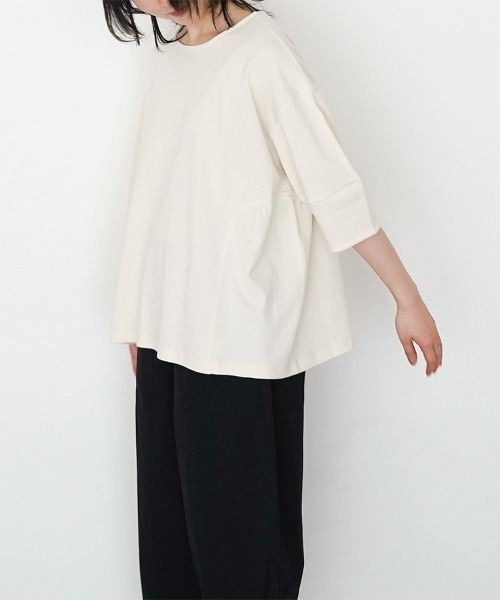 オオカミとフクロウ（オオカミとフクロウ）の「オオカミと窓辺の小さな灯り“つばめ”（Tシャツ/カットソー・レディース・チャコールグレー/アイボリー/グリーン・FREE）」の9枚目の写真