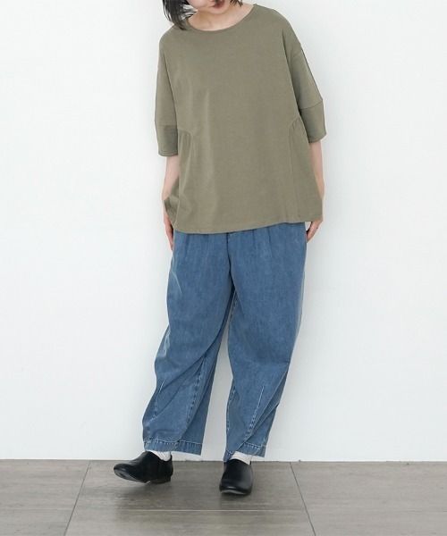 オオカミとフクロウ（オオカミとフクロウ）の「オオカミと窓辺の小さな灯り“つばめ”（Tシャツ/カットソー・レディース・チャコールグレー/アイボリー/グリーン・FREE）」の11枚目の写真