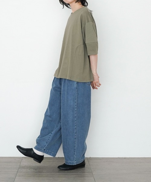 オオカミとフクロウ（オオカミとフクロウ）の「オオカミと窓辺の小さな灯り“つばめ”（Tシャツ/カットソー・レディース・チャコールグレー/アイボリー/グリーン・FREE）」の12枚目の写真