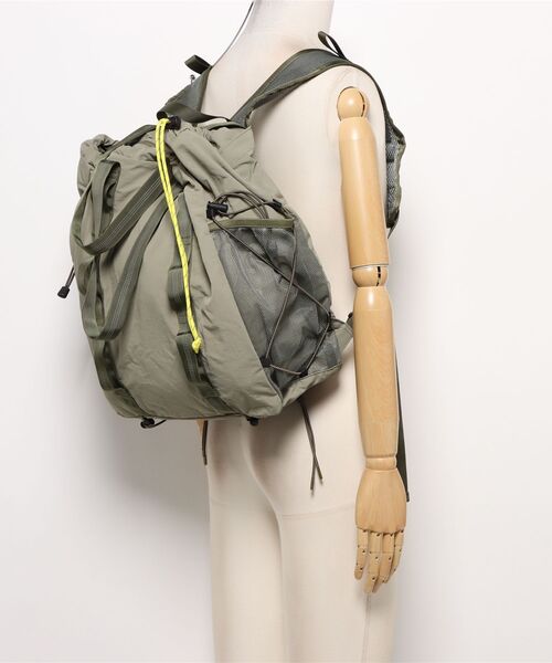 IO（イオ）（イオ）の「FRANK PRODUCTS / ２WAY WANDER BAG-Lsize / FR2026SS001WB（バックパック/リュック・レディース・イエロー/ブラック/グリーン・LARGE）」の7枚目の写真