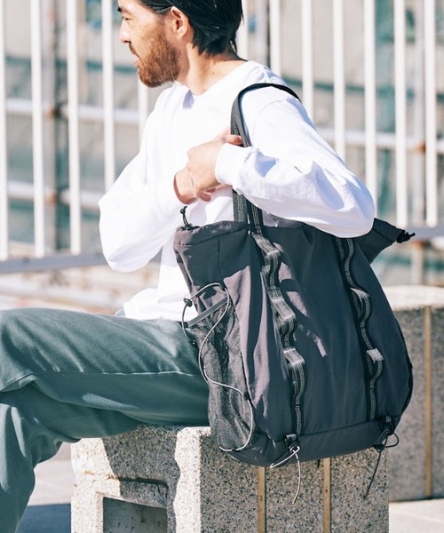 IO（イオ）（イオ）の「FRANK PRODUCTS / ２WAY WANDER BAG-Lsize / FR2026SS001WB（バックパック/リュック・レディース・イエロー/ブラック/グリーン・LARGE）」の2枚目の写真