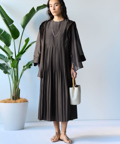 23区（ニジュウサンク）の「ソフトシアーフィルム ドロストフード シャツ（シャツ/ブラウス・レディース・ダークブラウン系/グレー系/ベージュ系・38）」の5枚目の写真