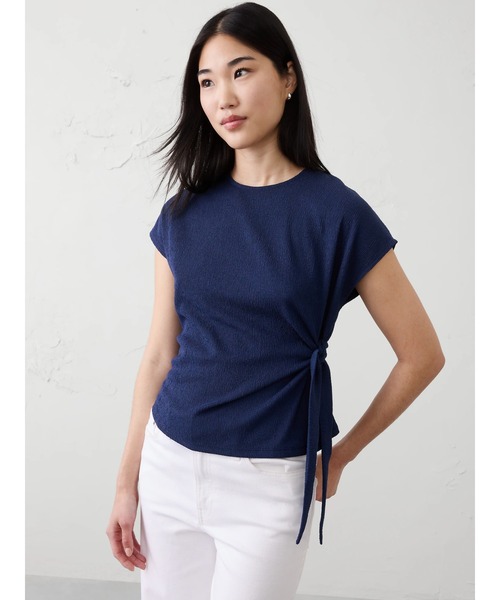 BANANA REPUBLIC FACTORY STORE（バナナリパブリック ファクトリーストア）の「BANANA REPUBLIC FACTORY STORE　　テクスチャード スモックド サイドタイ トップス（Tシャツ/カットソー・レディース・ネイビー/ベージュ/ホワイト・L/M/S/XS）」の2枚目の写真