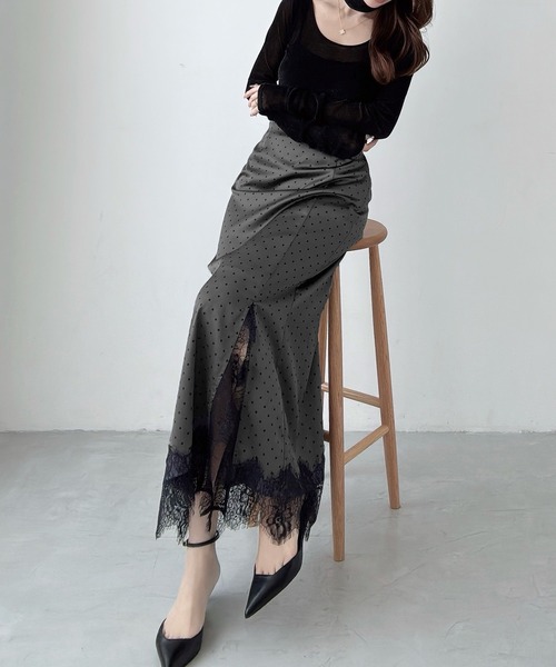 Meiru(メイル)の「レーストリムスリットマーメイドスカート(スカート・レディース・チャコール/ブラック/アイボリー・SMALL/LARGE/MEDIUM)」の5枚目の写真