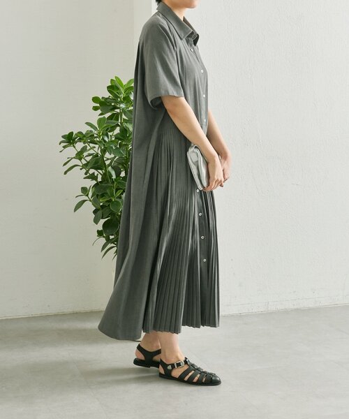 ear PAPILLONNER(イアパピヨネ)の「デニムプリーツワンピース【SUM1 STYLE】(ワンピース・レディース・ブラック/ブルー・FREE)」の4枚目の写真