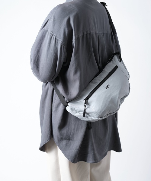 MEI(メイ)の「【MEI / メイ 】BOTTOM LINE SHOULDER / ボトムラインショルダー(ボディバッグ/ウエストポーチ・レディース・ライトグレー/ブラック/ベージュ・FREE)」の2枚目の写真