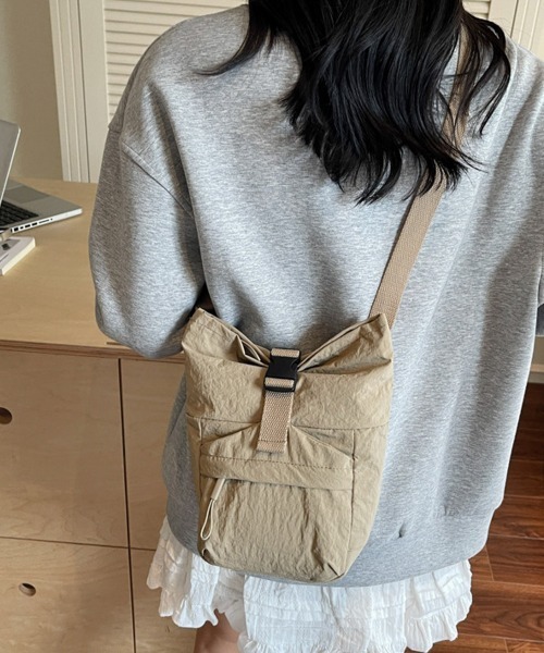 Miniministore(ミニミニストア)の「軽量ナイロンロールトップショルダーバッグ(ショルダーバッグ・レディース・ブルーグリーン/ブラック/ベージュ/スモークピンク/イエロー・FREE)」の3枚目の写真