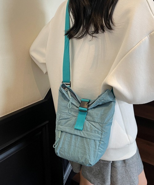 Miniministore(ミニミニストア)の「軽量ナイロンロールトップショルダーバッグ(ショルダーバッグ・レディース・ブルーグリーン/ブラック/ベージュ/スモークピンク/イエロー・FREE)」の4枚目の写真