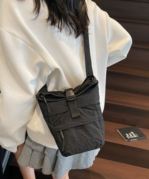 Miniministore(ミニミニストア)の「軽量ナイロンロールトップショルダーバッグ(ショルダーバッグ・レディース・ブルーグリーン/ブラック/ベージュ/スモークピンク/イエロー・FREE)」の7枚目の写真