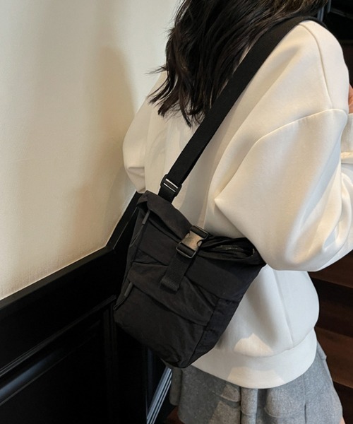 Miniministore(ミニミニストア)の「軽量ナイロンロールトップショルダーバッグ(ショルダーバッグ・レディース・ブルーグリーン/ブラック/ベージュ/スモークピンク/イエロー・FREE)」の8枚目の写真