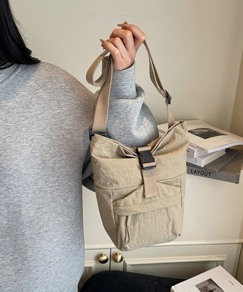 Miniministore(ミニミニストア)の「軽量ナイロンロールトップショルダーバッグ(ショルダーバッグ・レディース・ブルーグリーン/ブラック/ベージュ/スモークピンク/イエロー・FREE)」の9枚目の写真