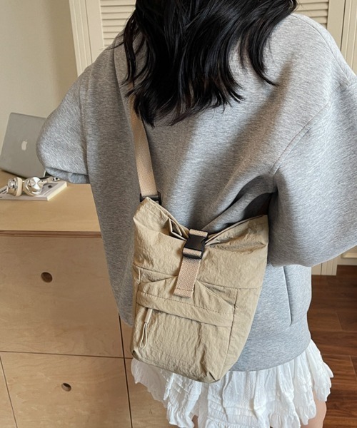 Miniministore(ミニミニストア)の「軽量ナイロンロールトップショルダーバッグ(ショルダーバッグ・レディース・ブルーグリーン/ブラック/ベージュ/スモークピンク/イエロー・FREE)」の10枚目の写真