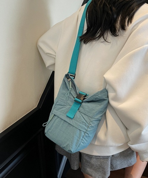 Miniministore(ミニミニストア)の「軽量ナイロンロールトップショルダーバッグ(ショルダーバッグ・レディース・ブルーグリーン/ブラック/ベージュ/スモークピンク/イエロー・FREE)」の17枚目の写真