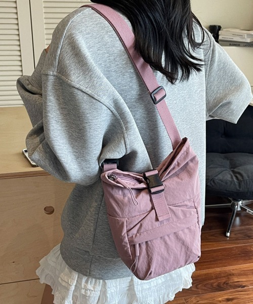 Miniministore(ミニミニストア)の「軽量ナイロンロールトップショルダーバッグ(ショルダーバッグ・レディース・ブルーグリーン/ブラック/ベージュ/スモークピンク/イエロー・FREE)」の20枚目の写真
