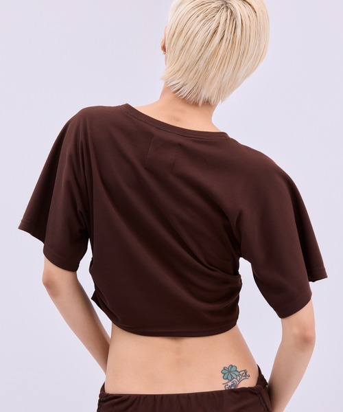 THINGS THAT MATTER(シングス ザット マター)の「SIDE GATHERED CROPPED TEE / サイド ギャザード クロップド ティー(Tシャツ/カットソー・レディース・ブラウン/ブラック・FREE)」の4枚目の写真