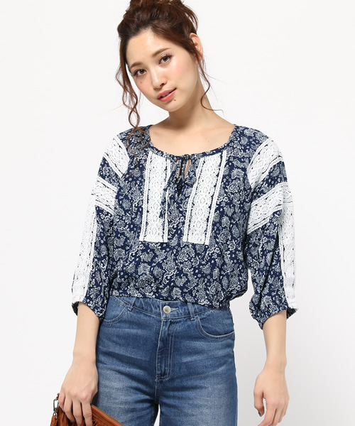 Ray BEAMS(レイビームス)の「MINKPINK / クローシェトリム トップス(シャツ/ブラウス・レディース・ネイビー・ONE SIZE)」の1枚目の写真