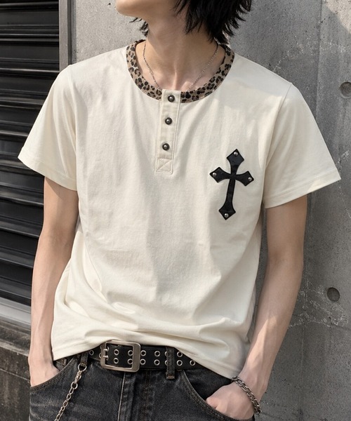 BENDER TOKYO(ベンダートウキョウ)の「カモフラ クロスワッペン スタッズ レオパードリブ ヘンリーネック Tシャツ(Tシャツ/カットソー・メンズ・ブラック/アイボリー・M/L)」の2枚目の写真