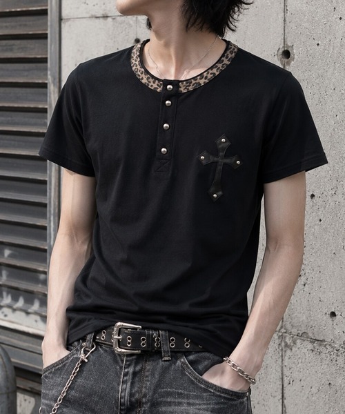 BENDER TOKYO(ベンダートウキョウ)の「カモフラ クロスワッペン スタッズ レオパードリブ ヘンリーネック Tシャツ(Tシャツ/カットソー・メンズ・ブラック/アイボリー・M/L)」の1枚目の写真