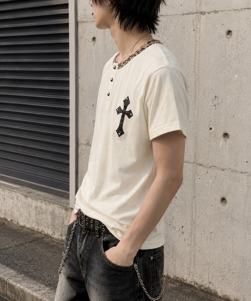 BENDER TOKYO(ベンダートウキョウ)の「カモフラ クロスワッペン スタッズ レオパードリブ ヘンリーネック Tシャツ(Tシャツ/カットソー・メンズ・ブラック/アイボリー・M/L)」の7枚目の写真