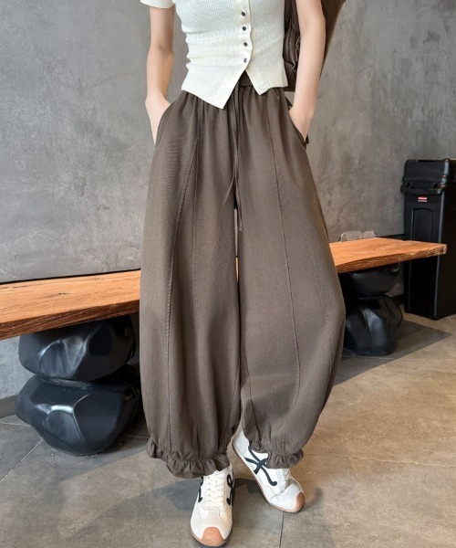 &soiree(アンドソワレ)の「裾フリルカーブイージーワイドパンツ(その他パンツ・レディース・ベージュ/グレー/ブラック/ブラウン/ホワイト・SMALL/MEDIUM/LARGE/X-LARGE)」の4枚目の写真