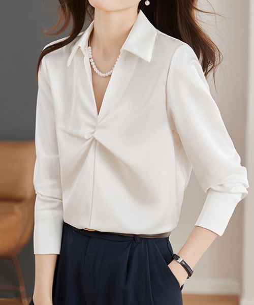 AMAJI(アマジ)の「Vネック サテン長袖シャツ(シャツ/ブラウス・レディース・ホワイト/ブラック・MEDIUM/SMALL/X-LARGE/LARGE)」の4枚目の写真