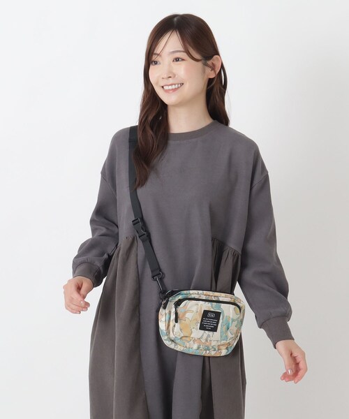 one'sterrace(ワンズテラス)の「KiU フロントポケットミニショルダー(ショルダーバッグ・レディース・グリーン系その他6/ホワイト系9/ブラック系8/ネイビー系5・99)」の18枚目の写真