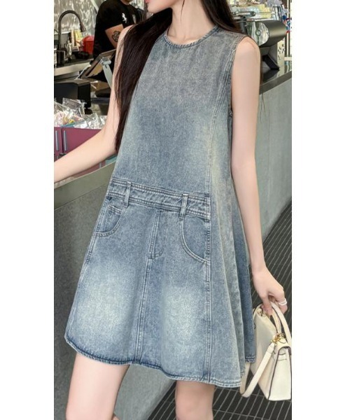 FAVORITO(ファヴォリート)の「デニムノースリーブワンピース(ワンピース・レディース・ブルー・S/M/L/XL)」の4枚目の写真