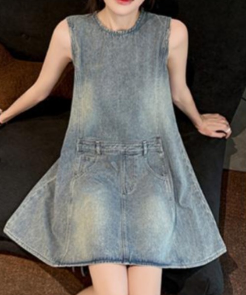 FAVORITO(ファヴォリート)の「デニムノースリーブワンピース(ワンピース・レディース・ブルー・S/M/L/XL)」の2枚目の写真