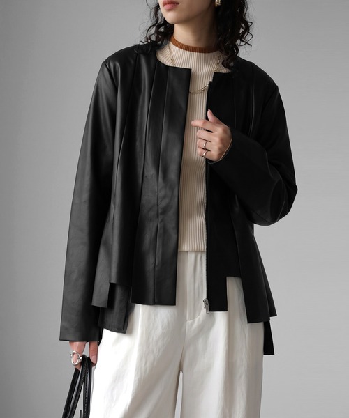 antiqua(アンティカ)の「ノーカラーフェイクレザー プリーツ ジャケット(ノーカラージャケット・レディース・ブラック・ONESIZE)」の2枚目の写真