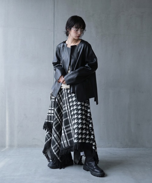 antiqua(アンティカ)の「ノーカラーフェイクレザー プリーツ ジャケット(ノーカラージャケット・レディース・ブラック・ONESIZE)」の3枚目の写真