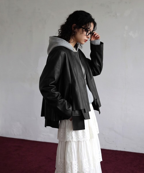 antiqua(アンティカ)の「ノーカラーフェイクレザー プリーツ ジャケット(ノーカラージャケット・レディース・ブラック・ONESIZE)」の4枚目の写真