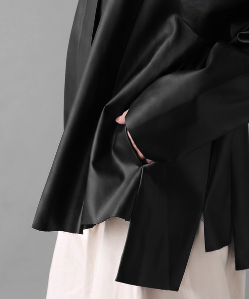 antiqua(アンティカ)の「ノーカラーフェイクレザー プリーツ ジャケット(ノーカラージャケット・レディース・ブラック・ONESIZE)」の8枚目の写真