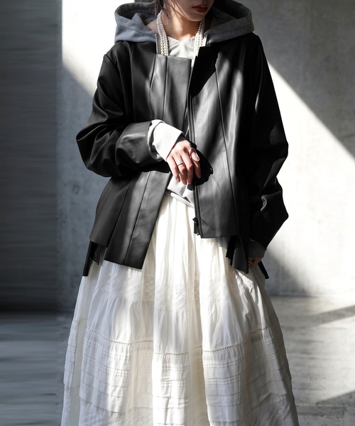antiqua(アンティカ)の「ノーカラーフェイクレザー プリーツ ジャケット(ノーカラージャケット・レディース・ブラック・ONESIZE)」の9枚目の写真