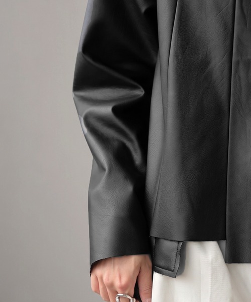 antiqua(アンティカ)の「ノーカラーフェイクレザー プリーツ ジャケット(ノーカラージャケット・レディース・ブラック・ONESIZE)」の12枚目の写真