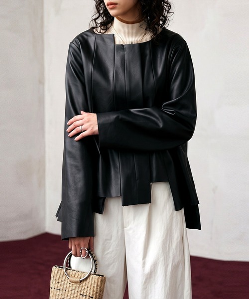 antiqua(アンティカ)の「ノーカラーフェイクレザー プリーツ ジャケット(ノーカラージャケット・レディース・ブラック・ONESIZE)」の13枚目の写真