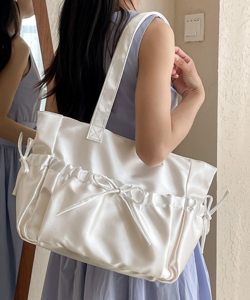 FREE STYLISTS(フリー スタイリスト)の「韓国風 光沢感 サテン バレエ ガーリー シャーリング リボン ショルダーバッグ 大容量 パール調 トートバッグ レディース(ショルダーバッグ・レディース・ホワイト・FREE)」の1枚目の写真