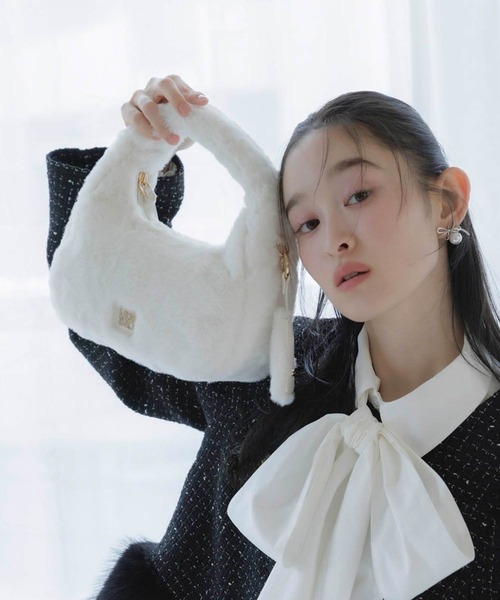 RANDA(ランダ)の「2WAY モノグラムビジューハーフムーンファーバッグ(ハンドバッグ・レディース・グレー/ピンク/アイボリー・M)」の1枚目の写真