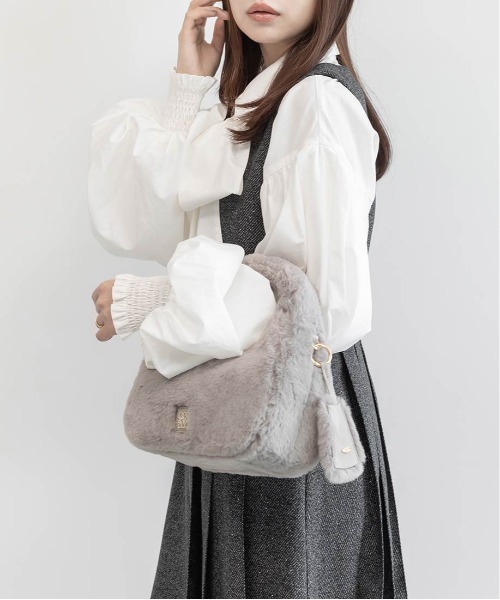 RANDA(ランダ)の「2WAY モノグラムビジューハーフムーンファーバッグ(ハンドバッグ・レディース・グレー/ピンク/アイボリー・M)」の12枚目の写真