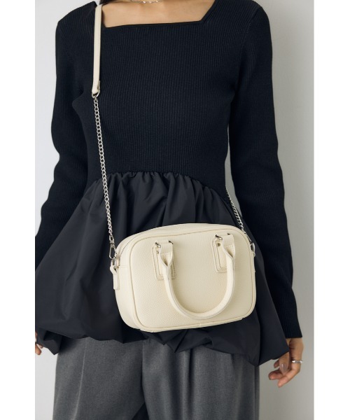 AZUL by moussy(アズールバイマウジー)の「ラウンドスクエア2WAYバッグ ショルダーバッグ ハンドバッグ 肩掛け・斜め掛け ストラップ取り外し◎(ショルダーバッグ・レディース・バーガンディー/ブラック/オフホワイト・FREE)」の4枚目の写真