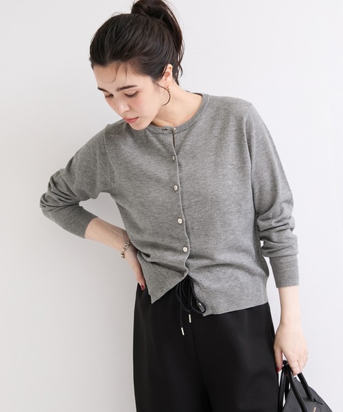 le cercle ADAM ET ROPE'（ルセルクルアダムエロペ）の「カシミヤ混クルーネックカーディガン（カーディガン/ボレロ・レディース・ベージュ/ブラック/ブラウン/グレー・FREE）」の2枚目の写真