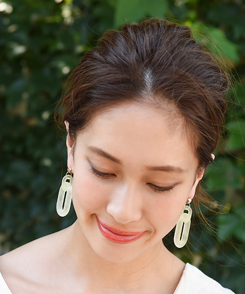 Eldia'lu(エルディアル)の「キャンディカラーアクリルリングピアス(ピアス(両耳用)・レディース・イエロー/オフホワイト・フリ-)」の6枚目の写真