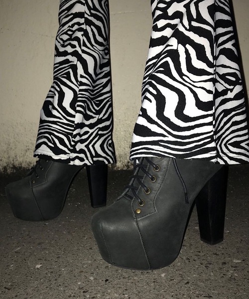 Jeffrey Campbell（ジェフリーキャンベル）の「”LITA”レースアップショートブーツ（ブーツ・レディース・ブラック/ブラック×ブラック/ベージュ/レッド/ダークベージュ/レッド系その他・38/36/37/35/39/40）」の2枚目の写真