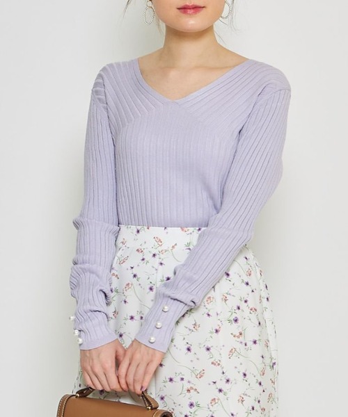 tocco closet（トッコ　クローゼット）の「袖口パール付きVネックリブニットプルオーバー（ニット/セーター・レディース・オフホワイト/ミント/ラベンダー/ブラック/パープル/ピンク系その他/ライトベージュ・M）」の6枚目の写真