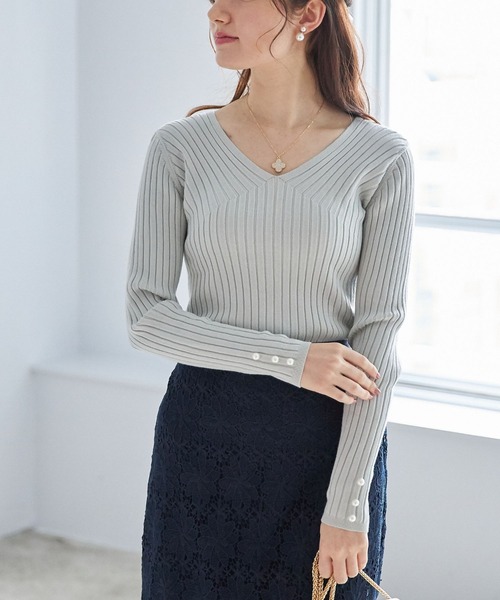 tocco closet（トッコ　クローゼット）の「袖口パール付きVネックリブニットプルオーバー（ニット/セーター・レディース・オフホワイト/ミント/ラベンダー/ブラック/パープル/ピンク系その他/ライトベージュ・M）」の4枚目の写真