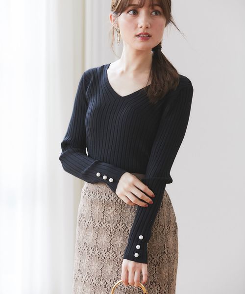 tocco closet（トッコ　クローゼット）の「袖口パール付きVネックリブニットプルオーバー（ニット/セーター・レディース・オフホワイト/ミント/ラベンダー/ブラック/パープル/ピンク系その他/ライトベージュ・M）」の3枚目の写真