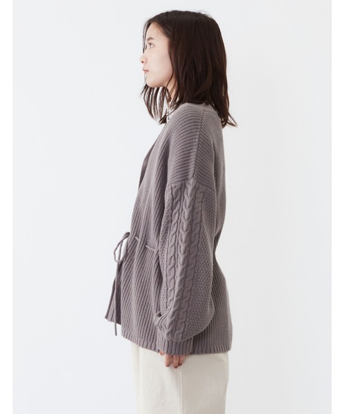 POU DOU DOU(プードゥドゥ)の「ケーブル編みチュニックニットカーディガン(ニット/セーター・レディース・キナリ/モカ/グリーン・3)」の18枚目の写真