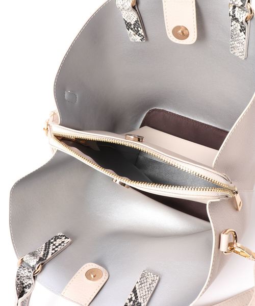 natural couture(ナチュラルクチュール)の「ハンドル配色中トート(ショルダーバッグ・レディース・グレイッシュベージュ/カーキ/モカ・FREE)」の6枚目の写真