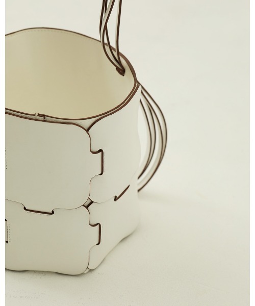 TODAYFUL（トゥデイフル）の「ウェーブバケットバッグ（ショルダーバッグ・レディース・ホワイト/ブラック・FREE）」の5枚目の写真