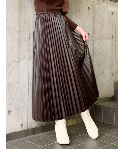 dazzlin(ダズリン)の「レザーライクプリーツロングスカート【WEB限定】(スカート・レディース・ブラック/ダークブラウン/ベージュ・FREE)」の2枚目の写真